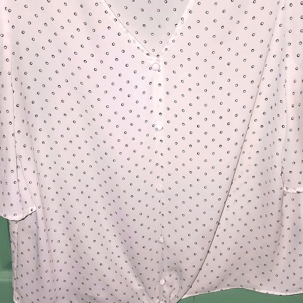 APT 9 Top - Cute Tie Front - Like New - Flutter Sleeves  (Size L) - Picture 5 of 8